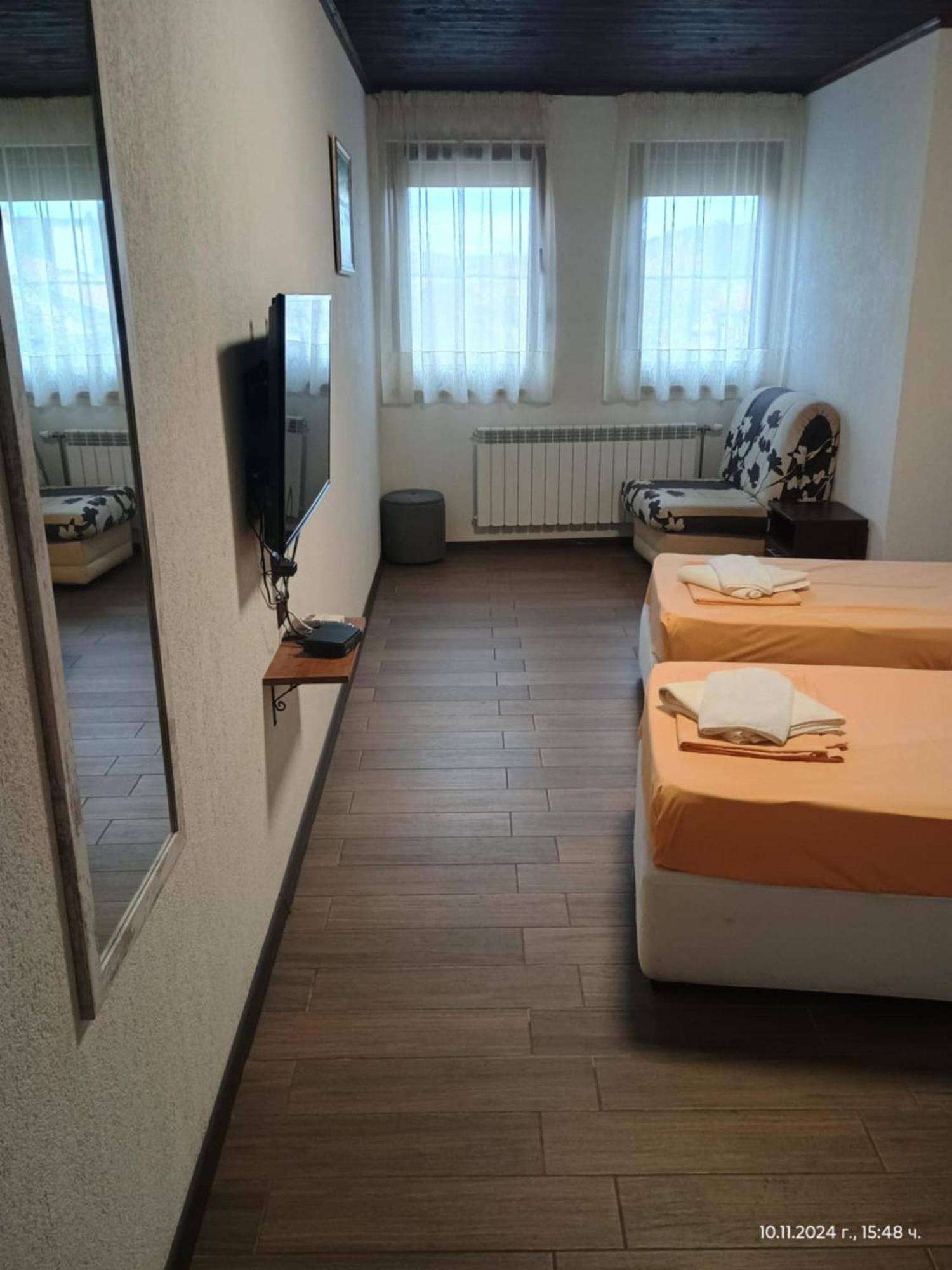 Къща За Гости Билдникс Malko Turnovo Ngoại thất bức ảnh